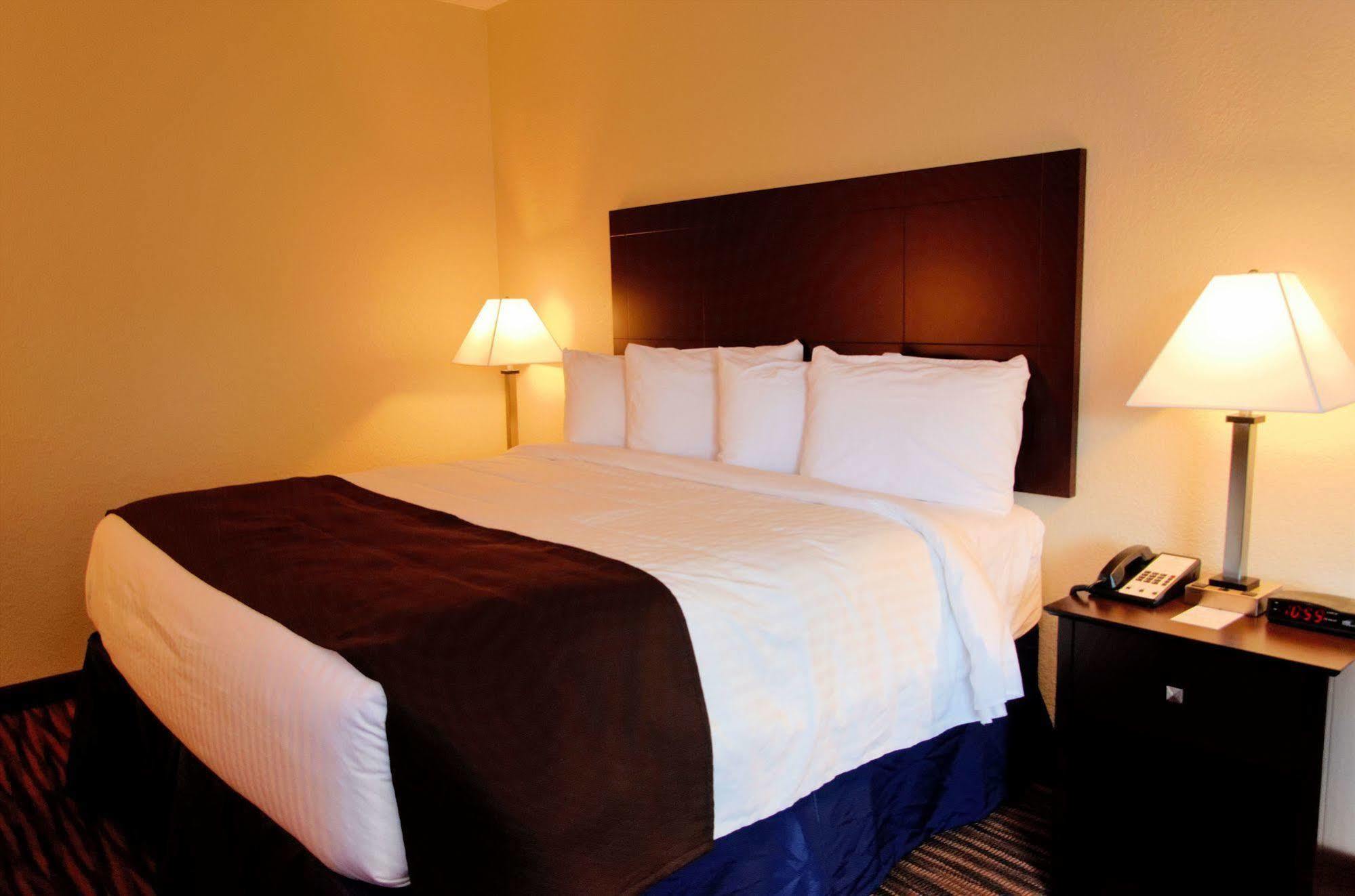 Cobblestone Inn & Suites - Denison | Oak Ridge Buitenkant foto